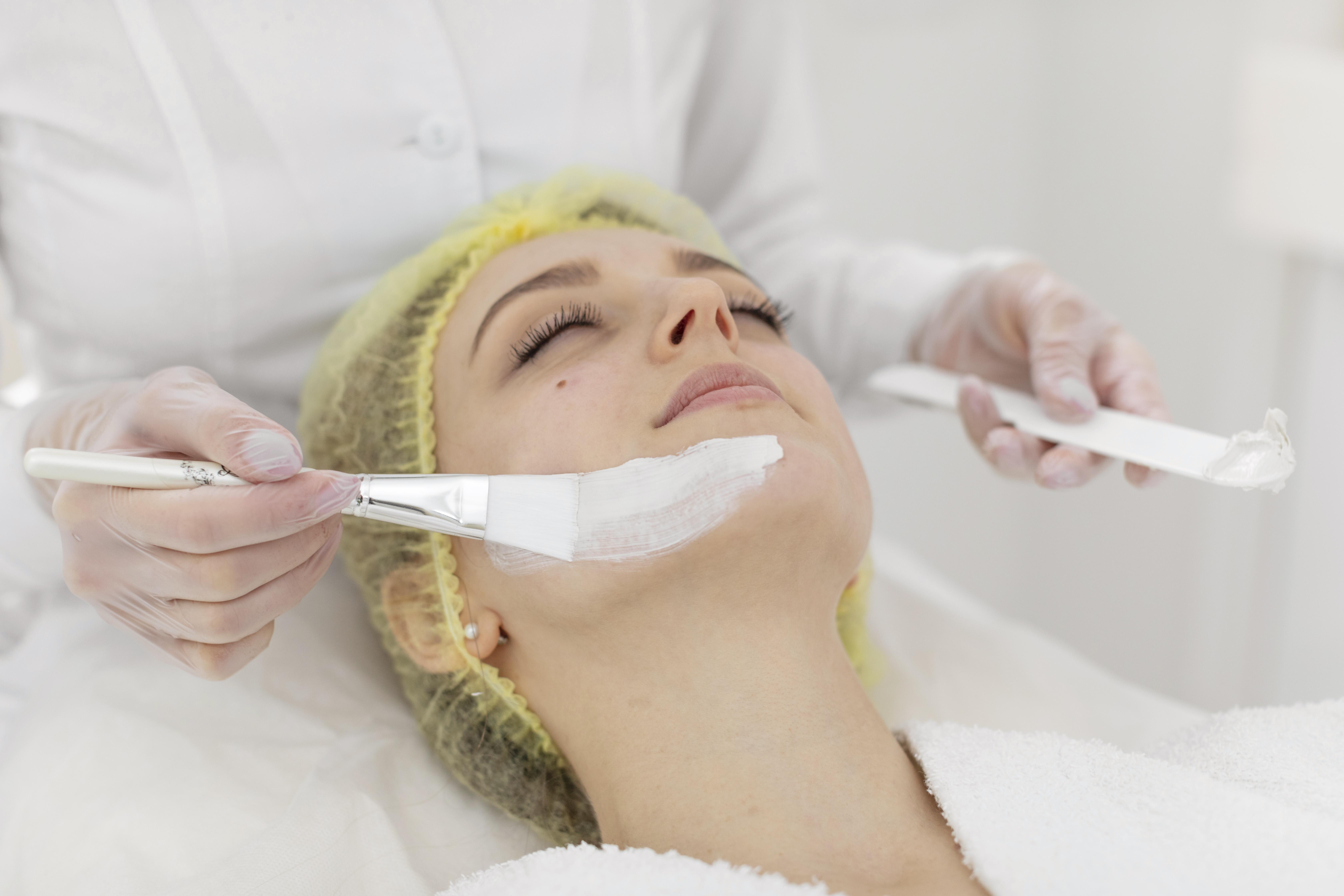 mujer en la clinica de belleza para tratamiento facial